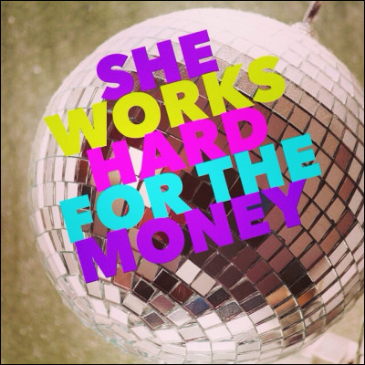 Quelle chanteuse interprétait "She works hard for the money", en 1983 ?
