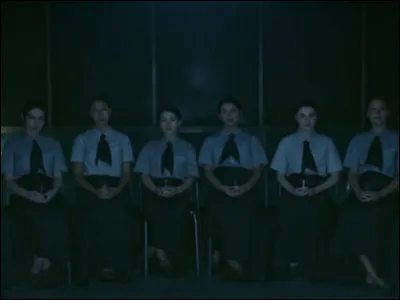 Vivien et Sophia conduisent les filles de l'internat hors de l'établissement. Toutes les deux se blessent mais arrivent à s'échapper de justesse en se cachant dans un hangar derrière une porte de sécurité. Les gardes n'arrivent pas à ouvrir. Qui tente de manipuler Vivien afin qu'elle ouvre et qu'elle l'aide à rassembler les autres filles ?