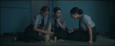 Lors de quel niveau Vivien se fait-elle emmener en bas pour être punie ?