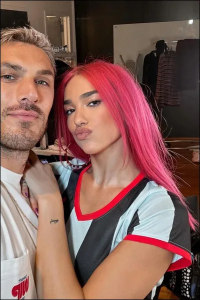 Quelle est la star présente sur la photo ?