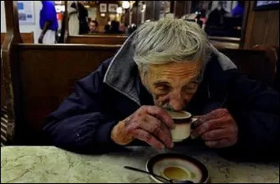 Quel est le nom de la tradition qui consiste à commander un café et en payer deux, un pour soi et un autre pour un client démuni qui en fera la demande ?