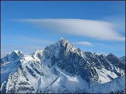 Quelle montagne atteint 4122m ?