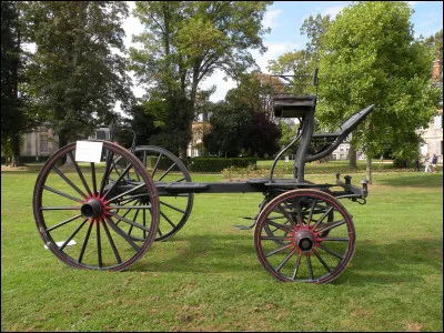 ''Squelette'' était une voiture hippomobile à quatre roues, destinée au dressage des jeunes chevaux. Quel nom a-t-elle pris lors de son exportation en Angleterre ?