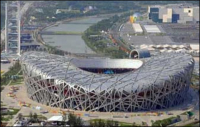 Quel est le surnom du Stade national de Pékin, exemple d'exosquelette architectural ?