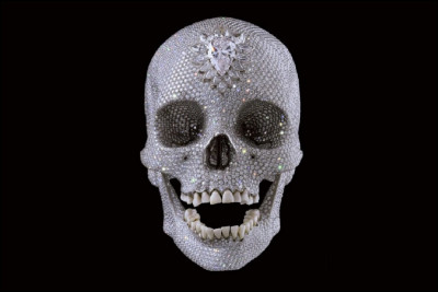 De quoi ce crâne, œuvre de damien Hirst, est-il recouvert ?