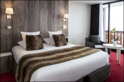 Quelle proposition correspond aux normes d'un hôtel 3 étoiles pour une chambre double ?