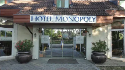 Au jeu de Monopoly, combien faut-il de maisons pour pouvoir les échanger contre un hôtel ?