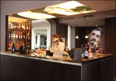 Quel est le nom de cet hôtel littéraire parisien, de confort 4 étoiles, dédié à Marcel Proust ?