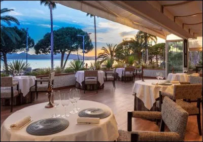 Quel hôtel de luxe, situé sur la Croisette, contribue à la renommée de la ville de Cannes ?