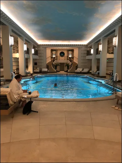 Quel hôtel 5 étoiles est situé sur la place Vendôme à Paris ?