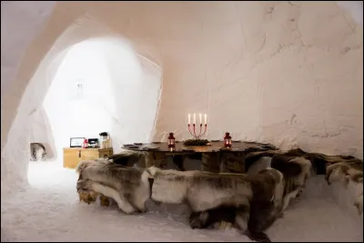 Les hôtels de glace existent aussi en France ! Jusqu'en 2020, le "Blacksheep Village Igloo" vous accueillait, à 2 250 m d'altitude, pour une nuit féérique et insolite ! Dans une station de sports d'hiver, à 30 km de Grenoble, qui a eu l'honneur d'accueillir les disciplines alpines des J.O 68 ! Laquelle ?