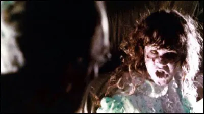 Sur le ventre de l'adolescente, quels mots apparaissent ?