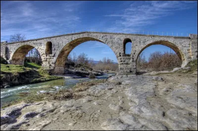Quel est ce pont romain de l'an 3 avant J.-C. construit pr&egrave;s de la ville d'Apt dans le Vaucluse ?