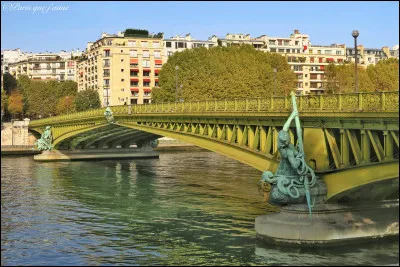 Quel est ce pont de Paris de 1896 en forme d'arc qui enjambe la Seine, class&eacute; monument historique ?