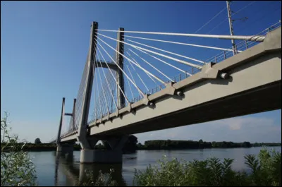 Quel est ce pont &agrave; haubans qui surplombe l'Is&egrave;re &agrave; Grenoble, achev&eacute; en 1991 ?