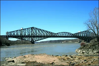 Quel est ce pont ferroviaire et routier qui traverse le fleuve Saint-Laurent et qui relie la ville de Qu&eacute;bec &agrave; celle de L&eacute;vis ?