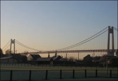 Quel est ce pont suspendu qui franchit la Seine et relie la ville de Tancarville &agrave; celle de Marais-Vernier en Normandie ?