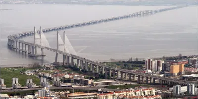 Quel est ce pont du Portugal qui franchit l'estuaire du Tage &agrave; Lisbonne, deuxi&egrave;me plus long pont d'Europe avec 17 kilom&egrave;tres ?