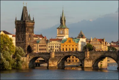 Quel est ce pont mis en service en 1380 &agrave; Prague qui relie la vieille ville au quartier Mal&aacute; Strana, monument le plus c&eacute;l&egrave;bre de la cit&eacute; ?