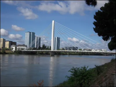 Quel est ce pont routier qui enjambe la Loire &agrave; Nantes, inaugur&eacute; en 2011 ?