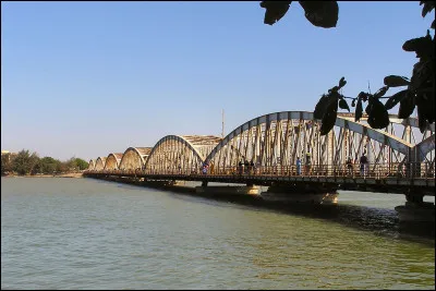 Quel est ce pont de 1897, unique voie de passage vers l'&icirc;le Saint-Louis au S&eacute;n&eacute;gal qui porte le nom du g&eacute;n&eacute;ral administrateur colonial du pays ?