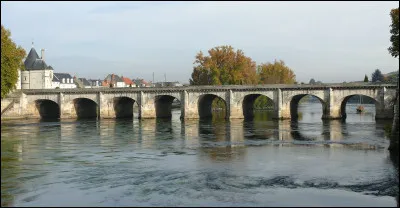 Quel est ce pont de 1609 qui franchit la rivi&egrave;re la Vienne &agrave; Ch&acirc;tellerault et qui porte le nom du roi de la poule au pot ?