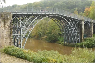 Quel est ce pont d'Angleterre situ&eacute; pr&egrave;s de Birmingham, premier pont m&eacute;tallique du monde construit en 1779 ?