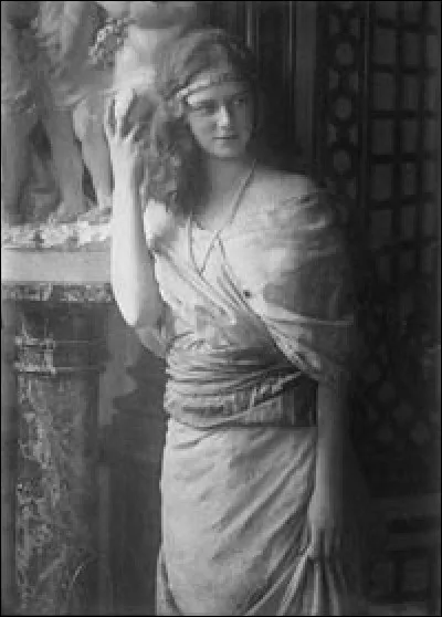 En quelle année Ileana de Roumanie divorce-t-elle de son premier mari Antoine de Habsbourg-Toscane ?