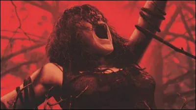 Quel personnage Scott découpe-t-il à la hache ?