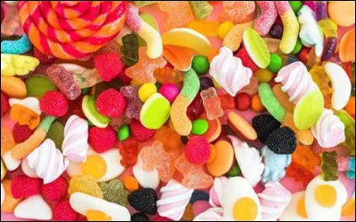 Tout est calme et reposé, ça y est. Les rues de Quizz.biz sont propres, et les bébés Quizz.biz sont en pleine excursion au doux pays des rêves. Quoi ? Mais attendez... Il y a de la lumière là-bas ! Je rêve... C'est un bébé Quizz.biz, qui, au lieu de dormir paisiblement comme le reste de ses congénères, est en train de rafler l'ensemble des bonbons de ses partenaires pour rassasier un appétit inconcevable ! C'est bébé Pizzicati ! Il n'y a qu'un seul bonbon qu'elle ne mange pas. C'est celui constitué de réglisse, coloré en en bleu, en rouge, en blanc et en vert...