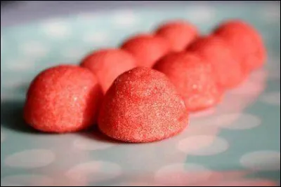 Jimmy, quant à lui, pense que les bonbons pourraient se cacher entre les messages du forum du site. Ni une, ni deux, le voilà parti par-delà les groupes et les topics pour chercher son précieux sésame ! Il tend le bras pour attraper furtivement des fraises Tagada, qui dansent la java au sein d'un groupe "RPG", c'est-à-dire :