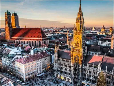 En catégorie Langues étrangères, Usvem rame un peu malgré l'aide de Mia et d'Hippophile pour réussir à décrocher l'immense Scoubidou qui s'est enroulé autour d'un quiz consacré aux verbes forts en allemand. Il a tout essayé ! Lui chanter des mots doux (en roulant ses ''r''), le menacer (en allemand ;) ), le supplier (à l'aide de tirades de Molière)... Le Scoubidou est catégorique : Usvem doit donner le prétérit du verbe ''écrire'', en allemand. Je vous en prie, aidez-le !