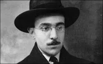 Qui est cet écrivain portugais, auteur du recueil de poèmes ''Message'' ?