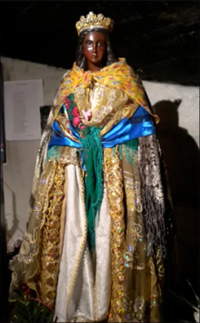 Durant cette fête, ils honorent leur vierge noire, quel est son prénom ?