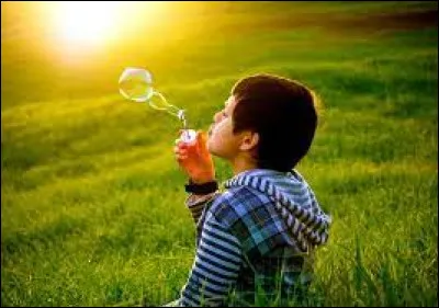Avec un tube à bulles, les enfants aiment bien faire des bulles de/d'...