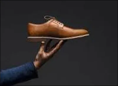 Que dit-on d'un vendeur de chaussures qui est curieux ?