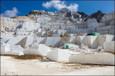 Quelle ville de Toscane est mondialement connue pour ses carrières de marbre blanc exploitées depuis l'antiquité ?