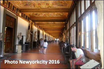 Quel est le nom du musée installé dans un palais de Florence où sont exposés et conservés les plus belles collections de peintures du monde ?