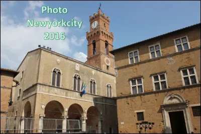 Quelle est cette commune de Toscane du Val d'Orcia célèbre pour son centre historique inscrit au patrimoine mondiale de l'humanité de l'UNESO ?