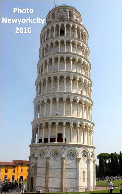 Dans quelle ville de Toscane se trouve la célèbre tour penchée en marbre blanc qui mesure 58 mètres et dont la construction dura de 1173 à 1373 ?