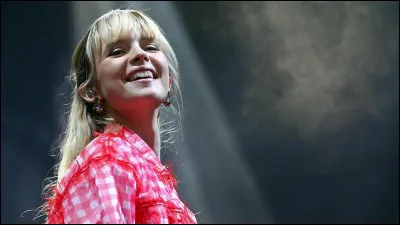 Quelle autre langue que le français est évoquée ?