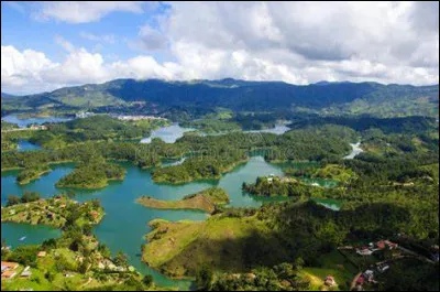Avec quel pays actuel la Colombie a-t-elle un jour formé la république de Nouvelle-Grenade ?