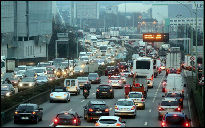 Vrai ou faux : contrairement &agrave; Roissy, l'acc&egrave;s &agrave; l'a&eacute;roport d'Orly par les autoroutes adjacentes est tr&egrave;s souvent satur&eacute;.