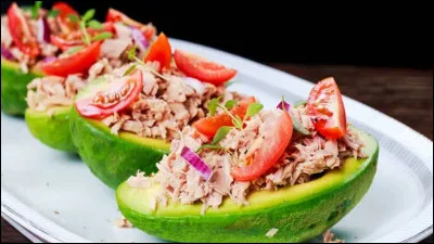 Que peut-on faire avec de l'avocat, de l'huile, de l'oignon, du citron, de la ciboulette, du thon, du sel et du poivre ?