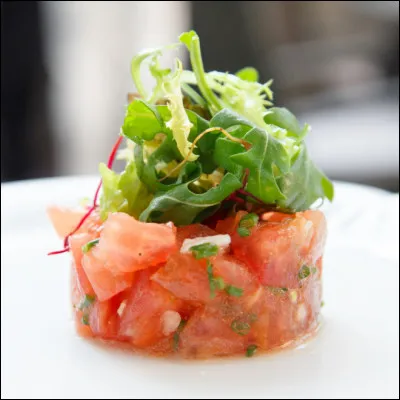 Avec des tomates, du basilic, un peu de sel, de poivre, d'huile et de vinaigre, on fera un magnifique...