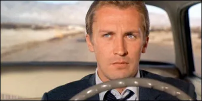 Qui tente désespérément de convaincre ses semblables de combattre des extraterrestres dans "Les Envahisseurs" ?