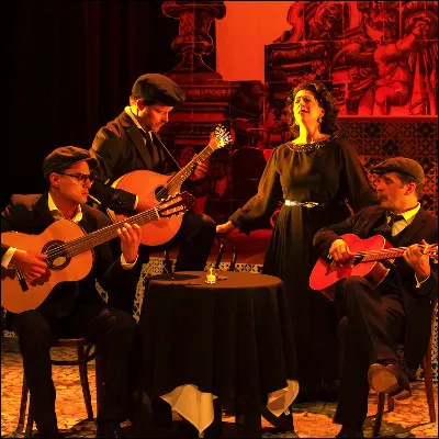 Quelle chanteuse portugaise &eacute;tait surnomm&eacute; la Reine du Fado ?