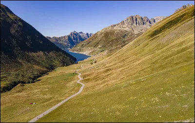 Col : quel est ce col reliant la vallée de la Maurienne et de la Romanche, situé à 1 922 m d'altitude, entre le massif de Belledonne (en Isère) et le massif des Arves (Savoie, Isère et Hautes-Alpes) ?
