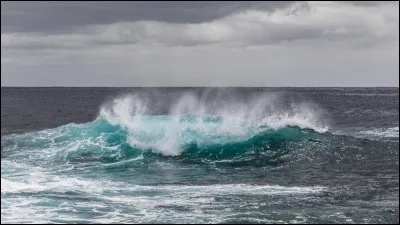 À quel auteur-interprète doit-on le titre "La Mémoire et la mer" ?