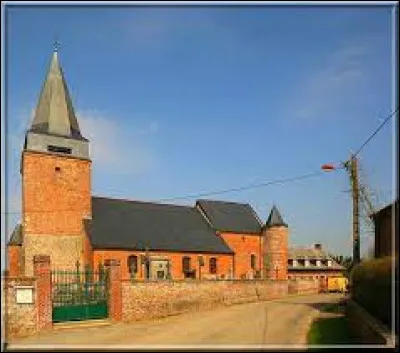 Vous avez sur cette image l'église fortifiée de Lavaqueresse. Village des Hauts-de-France, dans l'arrondissement de Vervins, il se situe dans le département ...
